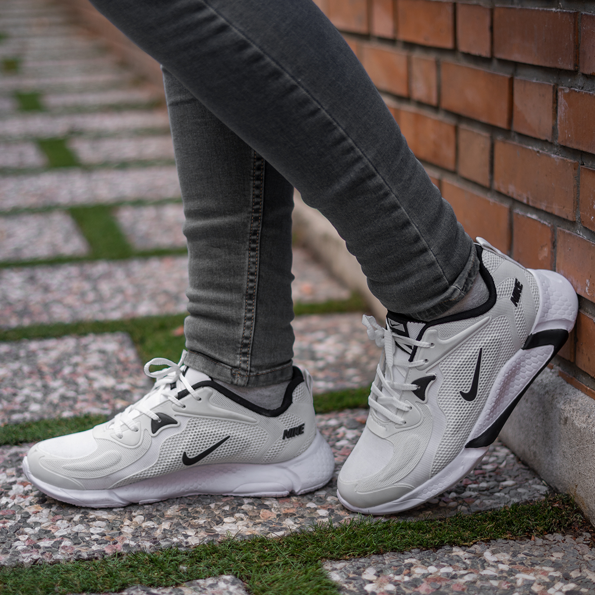 کفش ورزشی مردانه سفید مشکی مدل Skoka