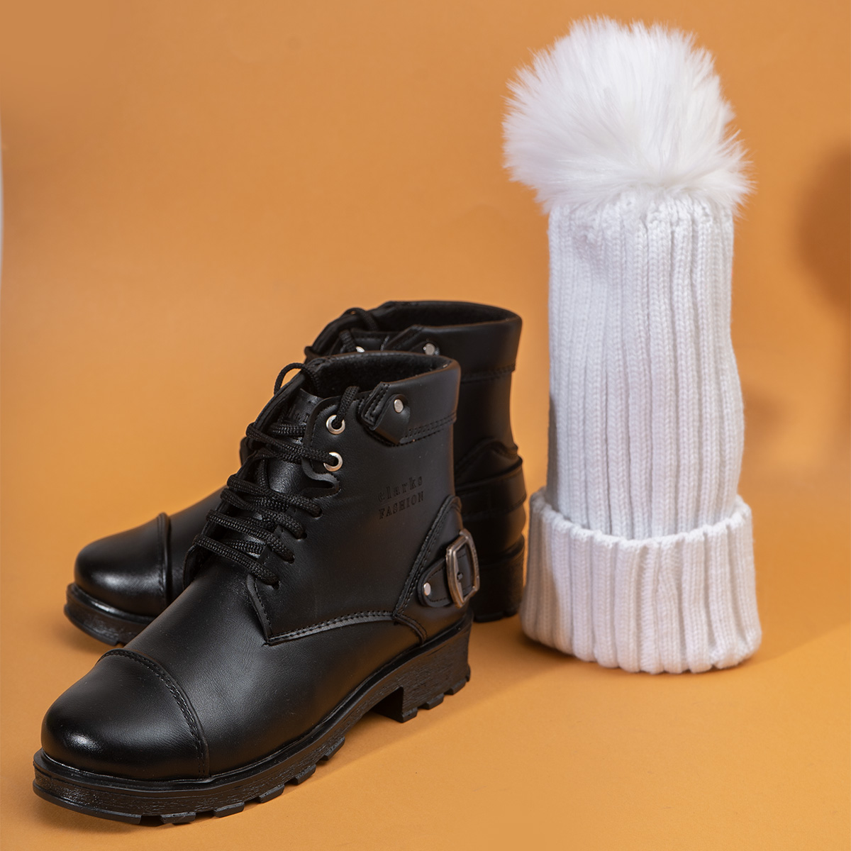 نیم بوت زنانه سگک دار بندی مشکی مدل Farnosh