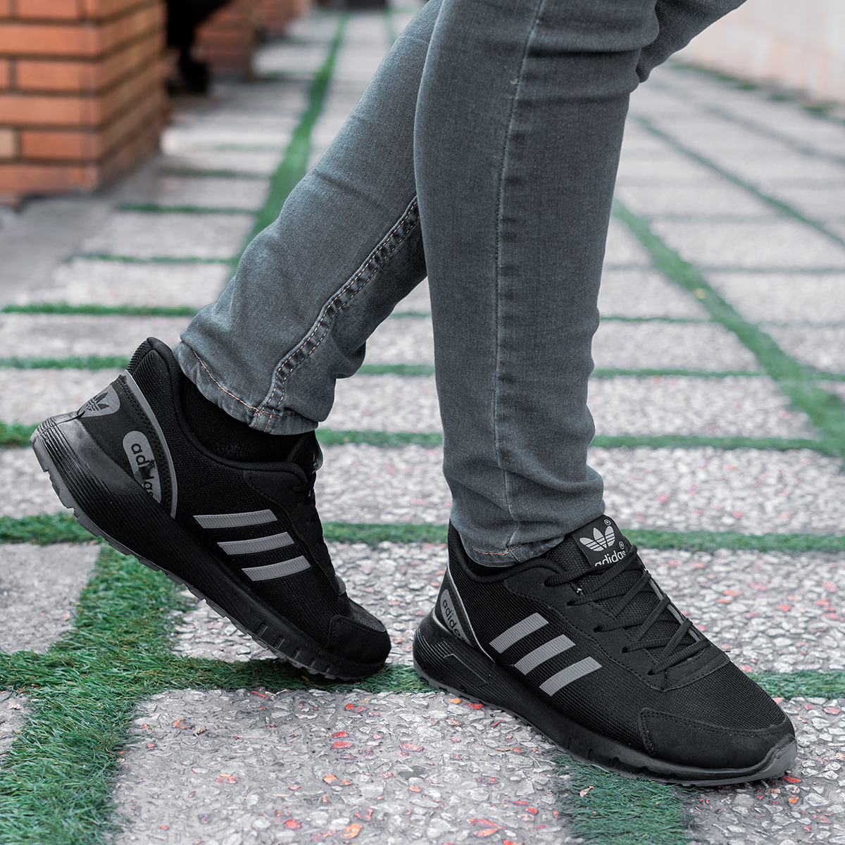 کفش ورزشی Adidas مردانه مشکی طوسی مدل Matikan