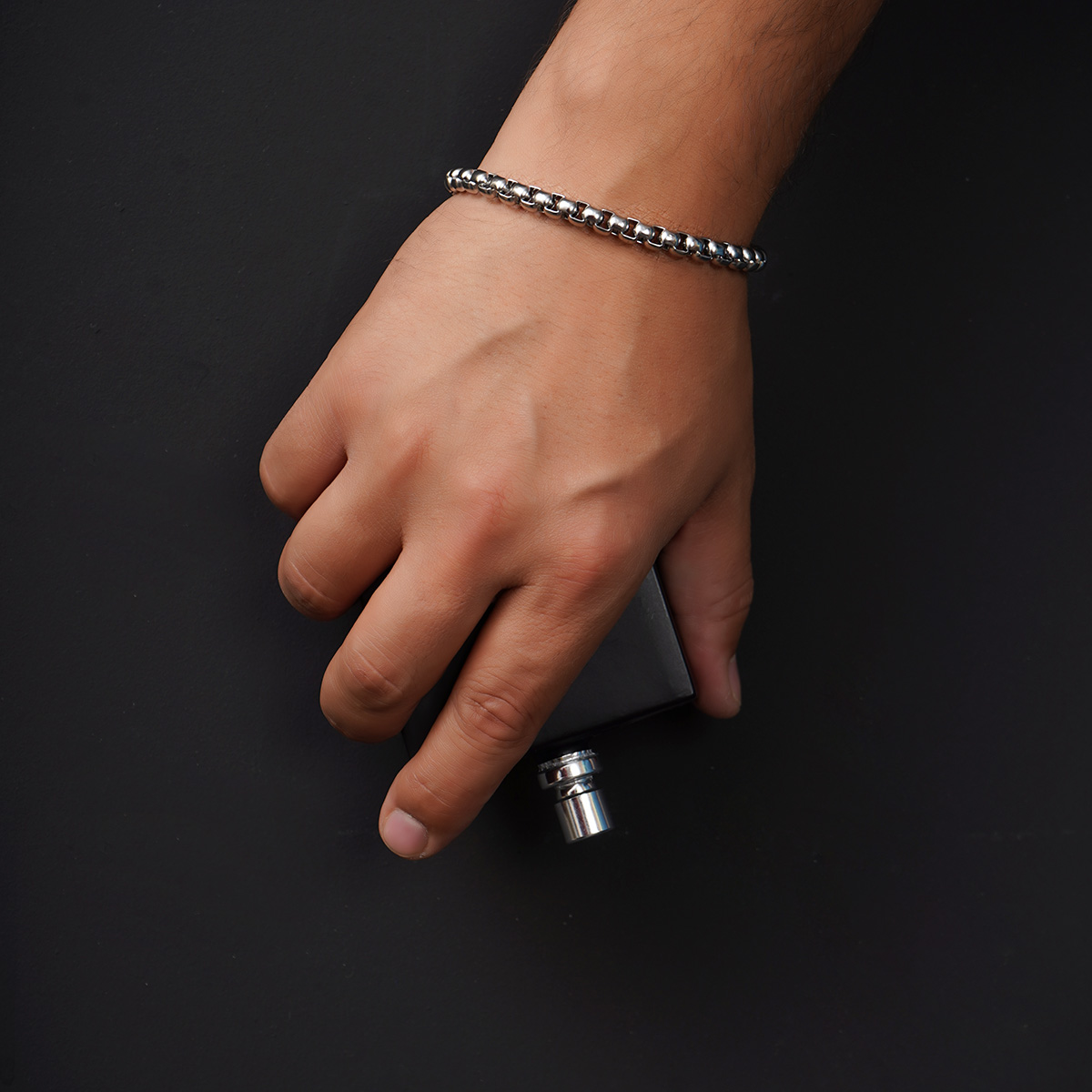 دست بند نقره‌ای مدل S22