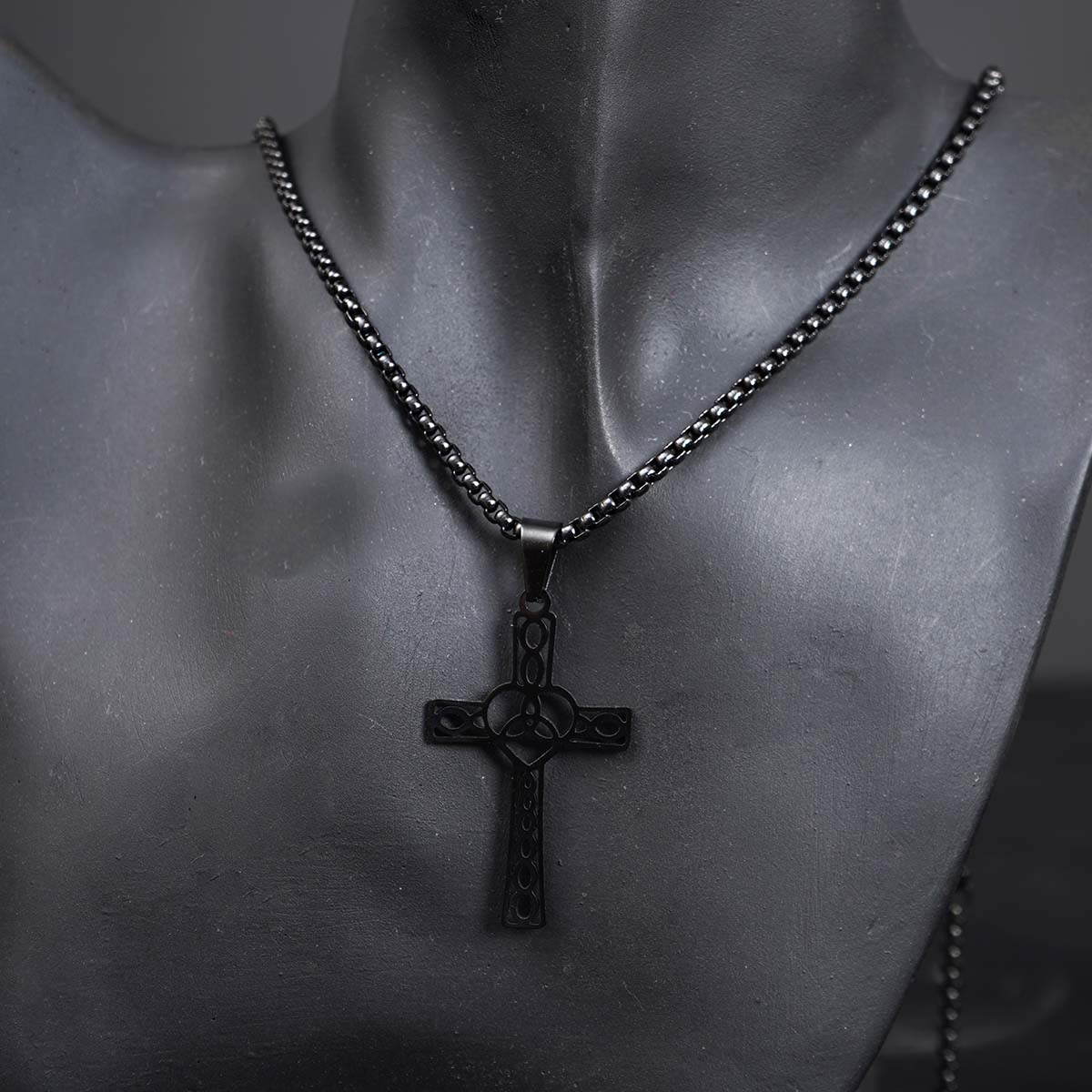 گردنبند مشکی طرح صلیب و قلب مدل SH