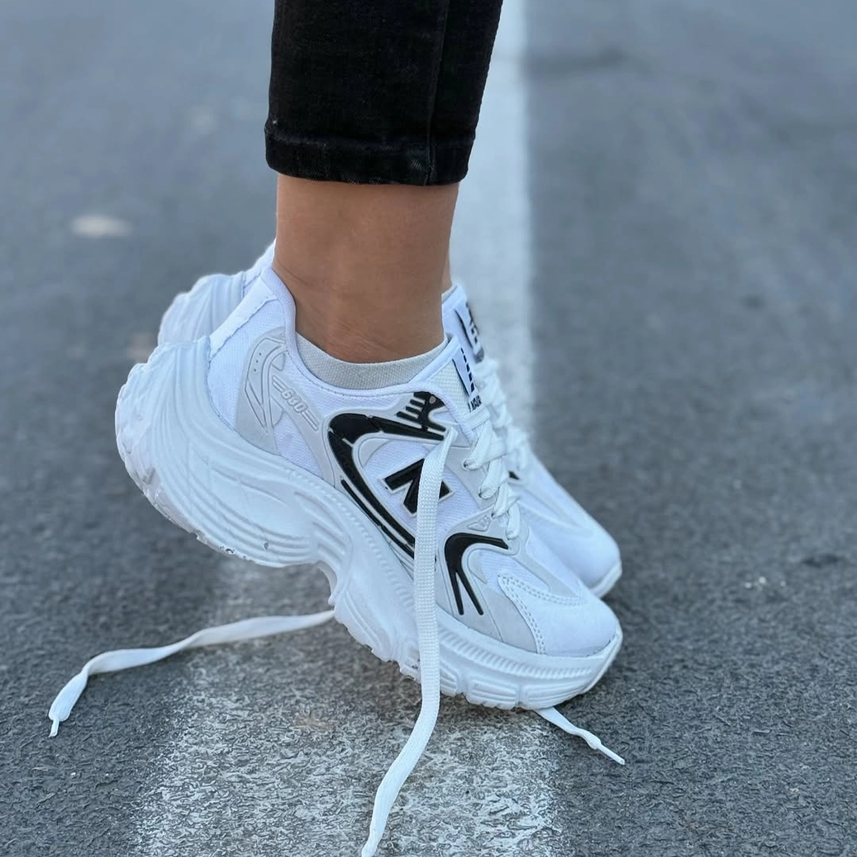 کفش ورزشی زنانه نیوبالانس لژدار سفید مدل Mahla